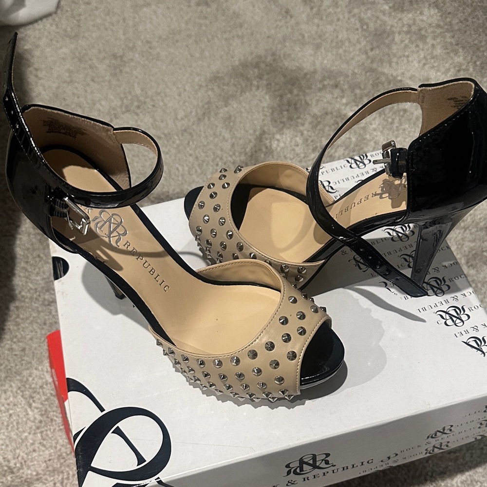Rock & Republic Black and Cream Studded platform Heels 🖤